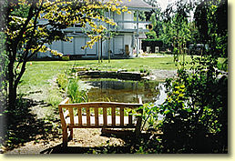 Ruhezone mit Sitzplatz vor dem Gartenteich